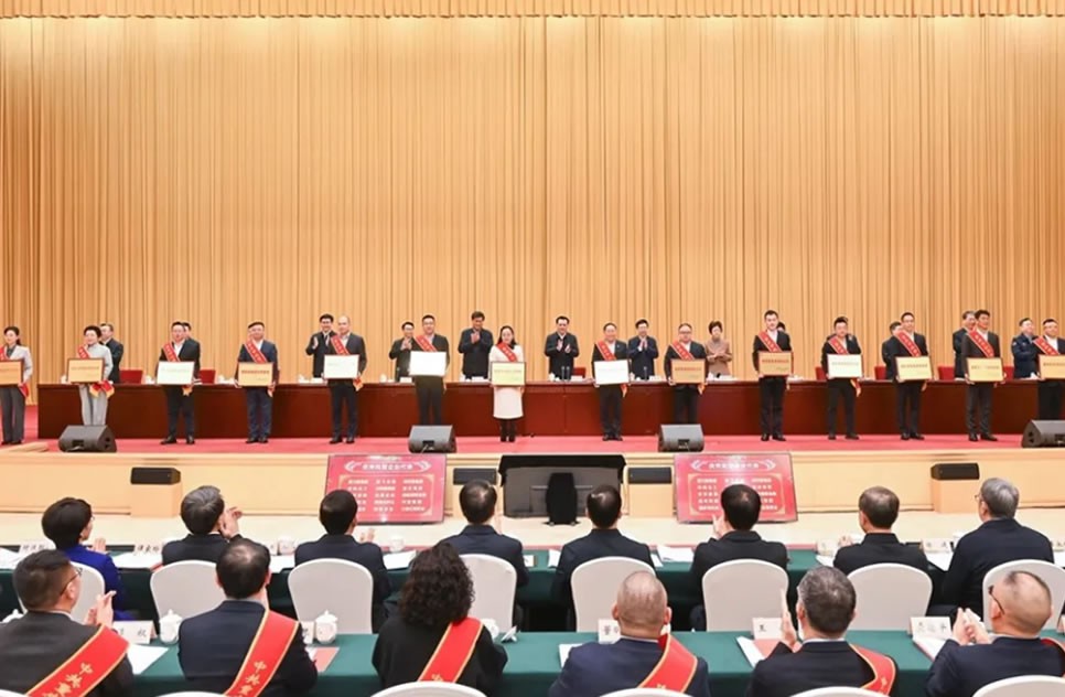 喜報(bào) | 山外山榮獲“重慶市優(yōu)秀民營(yíng)企業(yè)”稱(chēng)號(hào)！